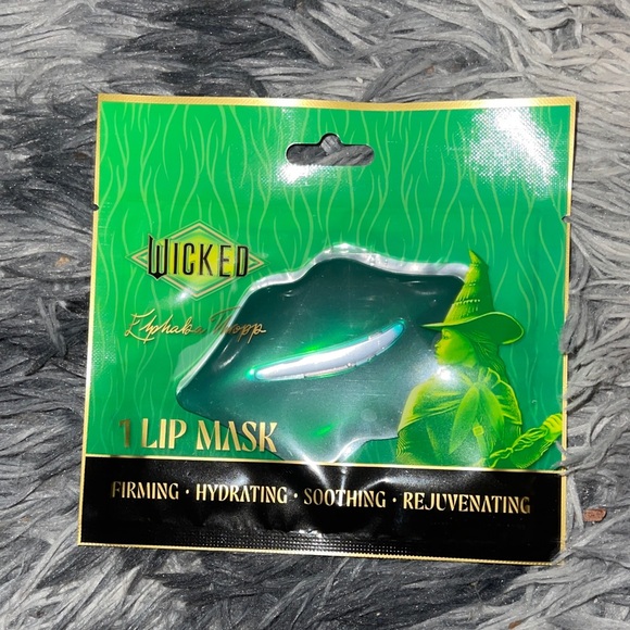 Wicked Makeup Set with Eye Shimmer and Lip Gloss-Green Witch - Picture 3 of 12